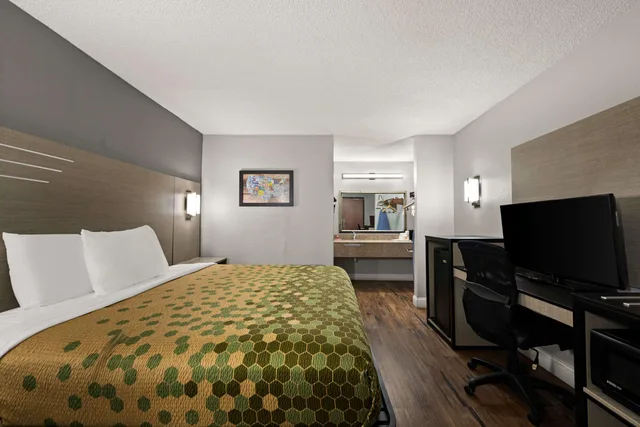 غرفة بسرير كينج للمدخنين، Econo Lodge Richmond VA 3/4