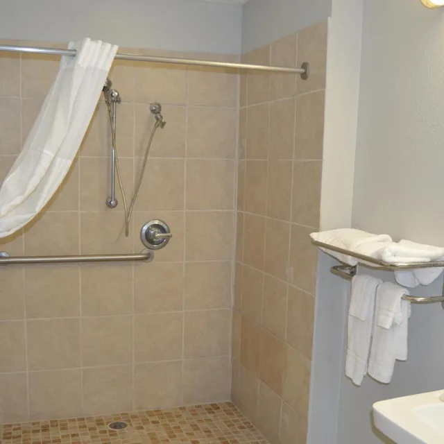 جناح عائلي بسرير كينج وسرير كوين بغرفتي نوم بمطبخ، Days Inn & Suites by Wyndham Winnie 4/5
