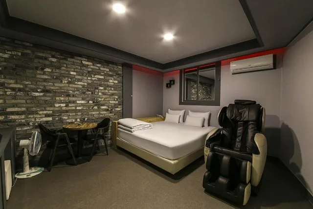 غرفة سوبيريور بسرير مزدوج، Color M Motel 1/8