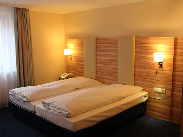 Room, Triple, Daniel Hotel 1/1