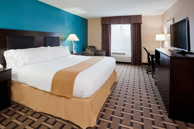 جناح بسرير كينج مع أريكة، Holiday Inn Express Suites Buford Ne Lake Lanier Area 1/5