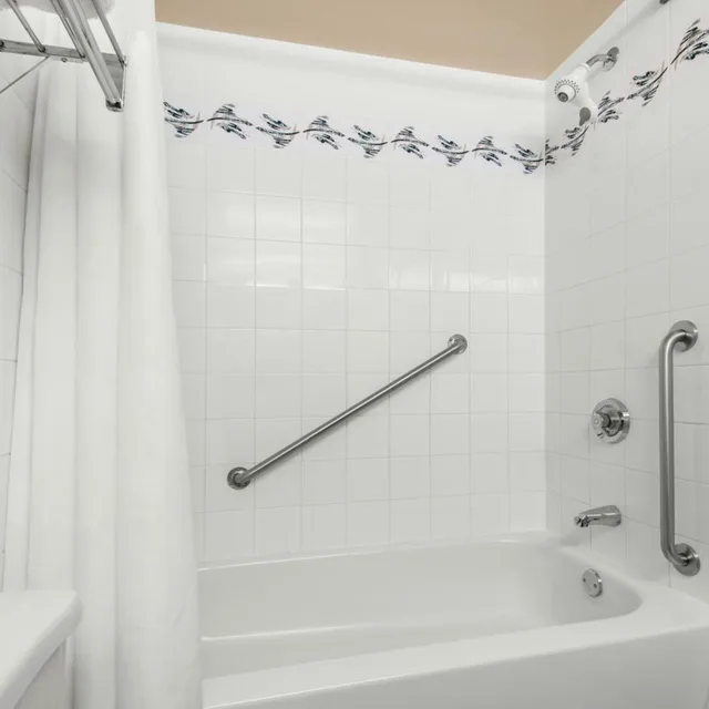 غرفة بسرير كوين، Ramada By Wyndham Lloydminster 8/8