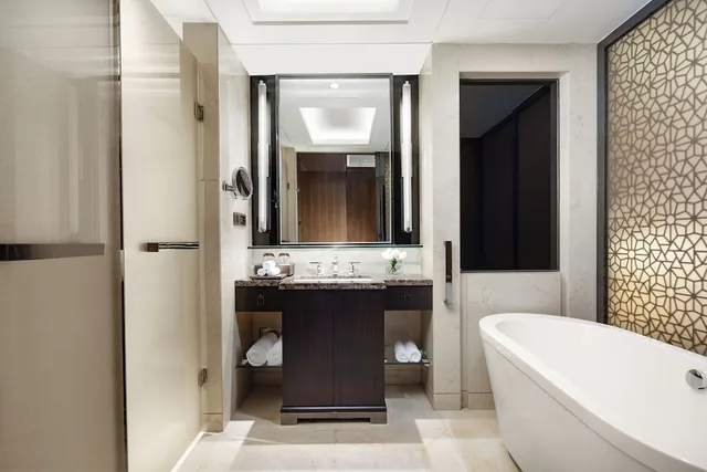غرفة بريميوم بسرير كينج بإطلالة على النهر، Crowne Plaza Huangshan Yucheng 3/3