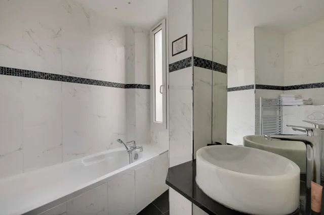 غرفة ديلوكس ثلاثية بسرير مزدوج وسرير فردي بإطلالة على المدينة، Hotel Riviera Elysees 9/10