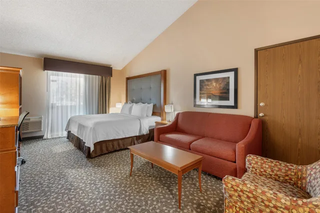 غرفة بسرير كينج مع أريكة، Best Western Plus Oak Harbor Hotel & Conference Center 5/8