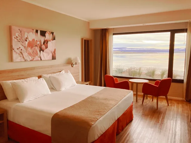 غرفة بسرير مزدوج بإطلالة على البحيرة، Xelena Hotel and Suites 1/1