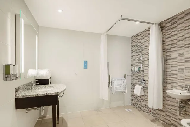 Room, Queen Bed, Runway View, Accessible، Hampton By Hilton London Stansted Airport 2/2