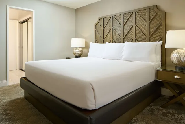 غرفة بسرير كينج بإطلالة على البحر بغرفة نوم واحدة مع أريكة، Aston Waikiki Beach Tower 1/3