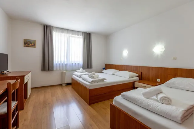 غرفة قياسية ثلاثية بسرير مزدوج وسرير فردي، Hotel Porto 1/1
