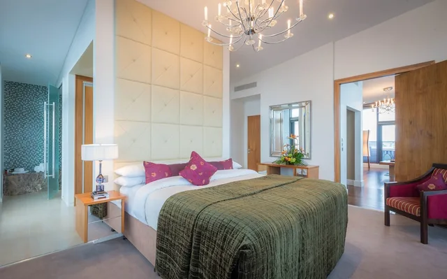 جناح تنفيذي بسرير كينج، Clayton Hotel 3/3