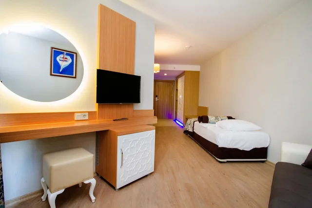 جناح عائلي بثلاثة أسرّة مع أريكة، Blue Wave Suite Hotel - All Inclusive 8/10