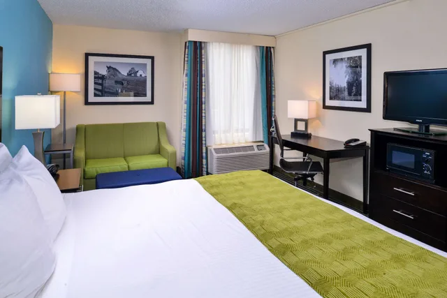 غرفة قياسية بسرير كينج مع أريكة لذوي الإعاقة، Best Western Leesburg Hotel & Conference Center 2/5