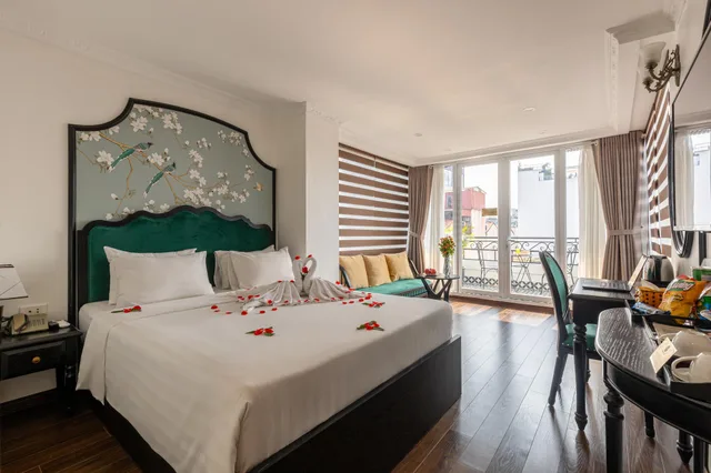 غرفة رباعية بسريرين مزدوجين بشرفة، Hanoi House Hostel & Travel 1/1