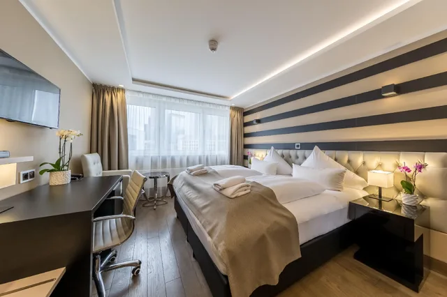غرفة بسرير مزدوج وسريرين منفصلين، Skyline Hotel 2/2