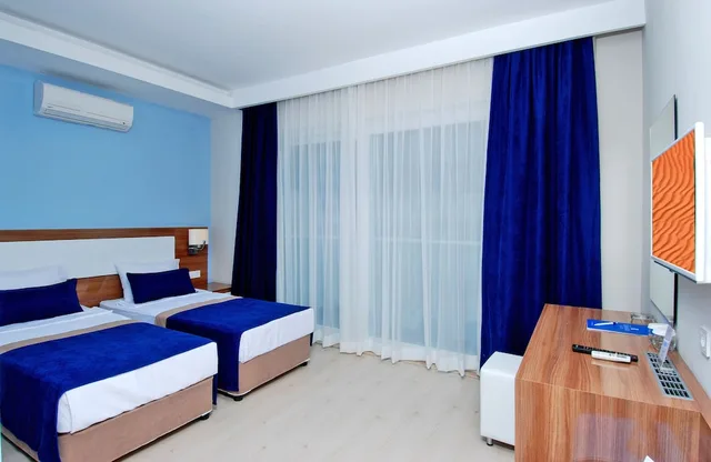 غرفة كبيرة بسرير مزدوج وسرير فردي مع أريكة، Kleopatra Ramira Hotel 3/4