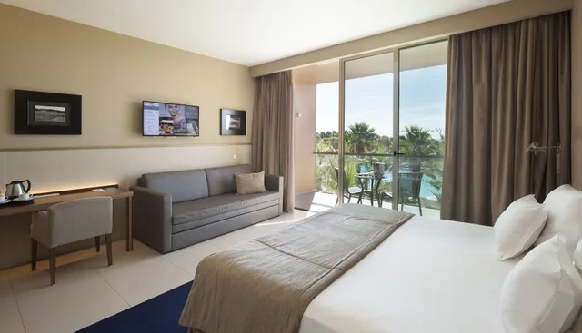 غرفة سوبيريور بسرير مزدوج بإطلالة على المسبح مع أريكة، Wine & Books by the sea - Algarve Resort 2/9