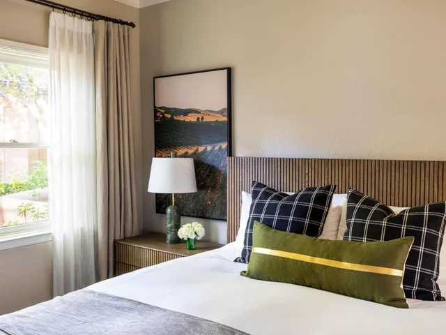جناح بسرير كينج بإطلالة على الحديقة بشرفة بغرفة نوم واحدة مع أريكة، Fairmont Sonoma Mission Inn & Spa 1/2