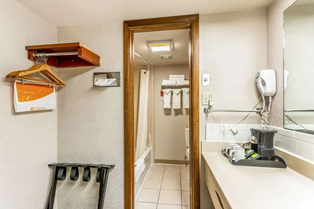 غرفة قياسية بسريرين كوين، Econo Lodge Winfield 6/6