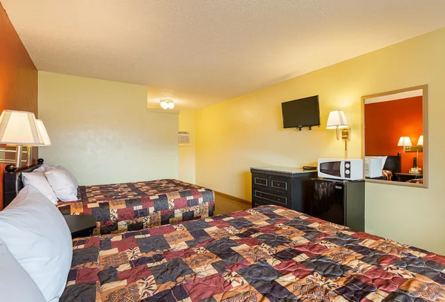 Downstairs, 2 Queen Beds، Rodeway Inn Roswell West 4/5