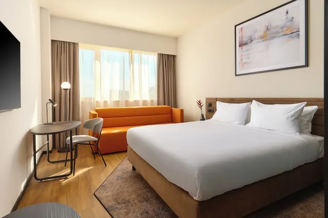 غرفة ديلوكس بسرير مزدوج مع أريكة، Novotel Zagreb 2/5