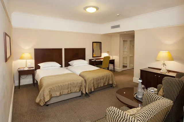غرفة قياسية بسريرين منفصلين، Macdonald Burlington Hotel 2/4