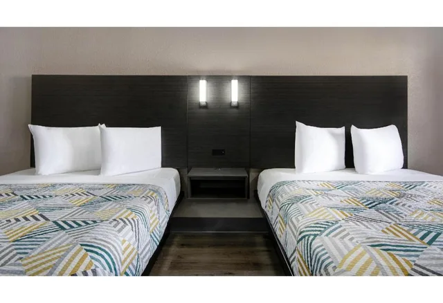2 Queen Beds Mobil Access Tub Nsmk Kitchen، Studio6 San Antonio, TX - Northwest Medical Center 4/10