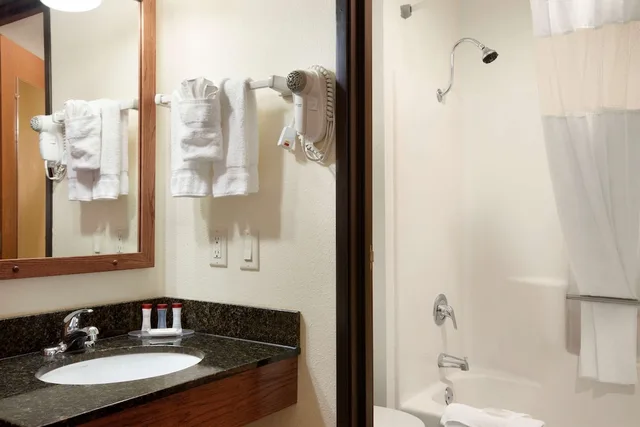 غرفة ديلوكس بسريرين كوين، Ramada by Wyndham Wisconsin Dells 3/3