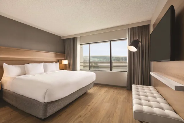 جناح بسرير كينج بشرفة بغرفة نوم واحدة، Radisson Hotel Seattle Airport 2/3