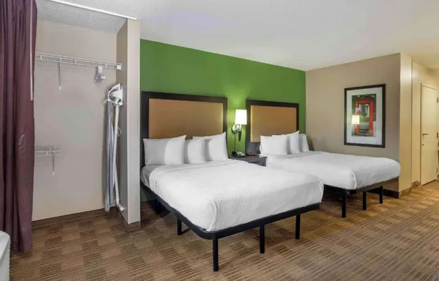 غرفة بسريرين مزدوجين بمطبخ لذوي الإعاقة، Studio 6 Extended Stay Sacramento Arden Way CA 3/6