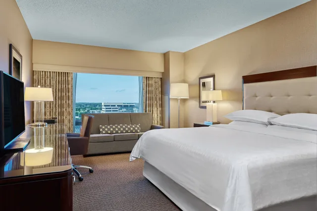 غرفة تقليدية بسرير كينج مع أريكة، Sheraton Indianapolis Hotel at Keystone Crossing 1/8