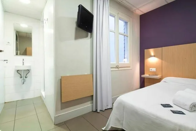 غرفة قياسية بسرير مزدوج، Hostal DingDong Putxet 5/9