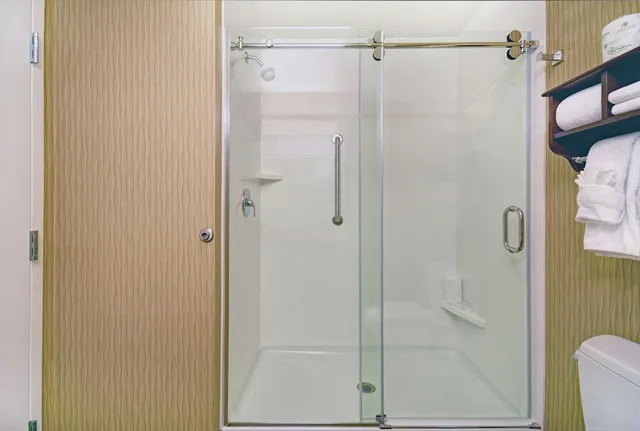 جناح بسرير كينج بحوض جاكوزي، Hampton Inn and Suites Milwaukee Franklin 2/4