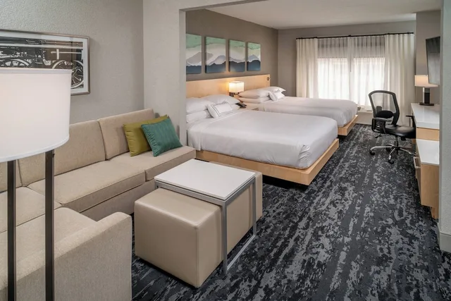 غرفة بسريرين كوين مع أريكة لذوي الإعاقة، Delta Hotels Huntington Downtown 1/2