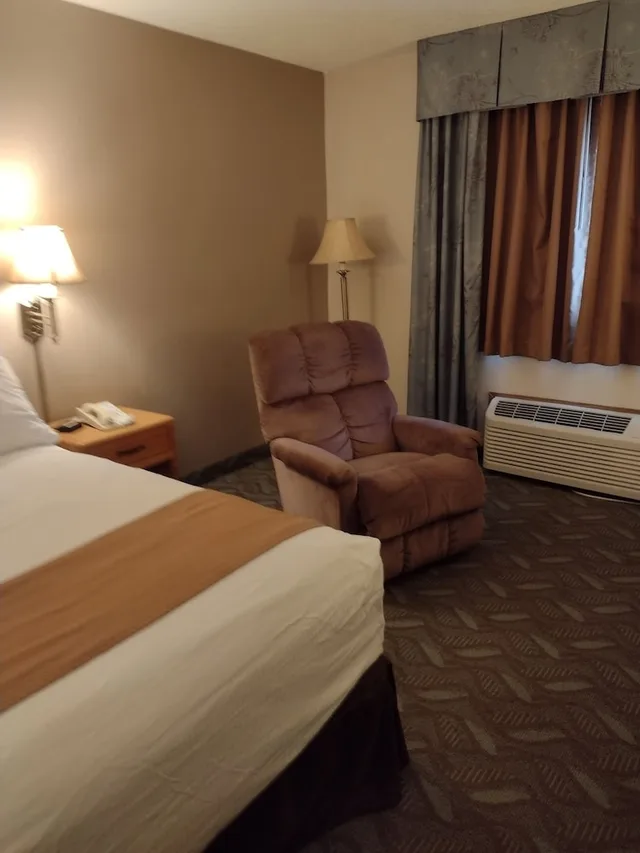 Suite, King Bed, Jetted Tub, Super 8 by Wyndham Monroe WI 1/7
