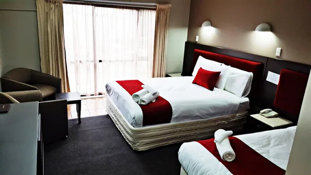 Premium, 1 Queen and 1 Single Bed, Auckland Airport Kiwi Hotel 4/9