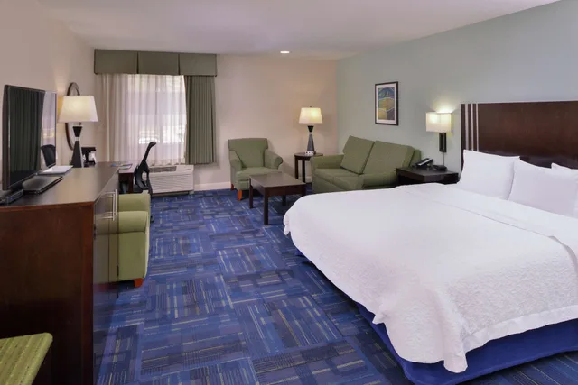 Study, King Bed, Sofa، Hampton Inn Eugene 1/2