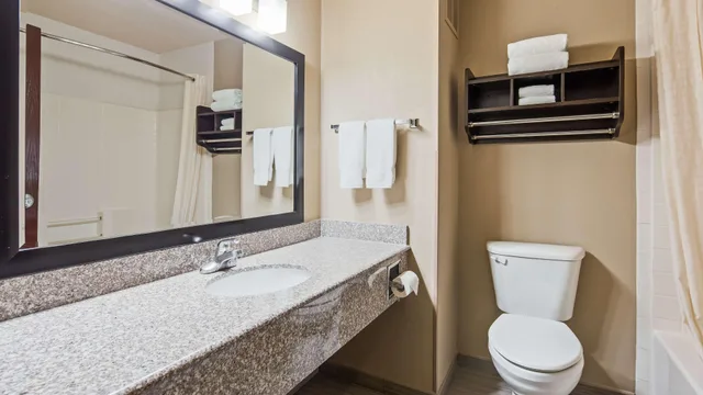 غرفة بسرير كوين وسريرين كينج لذوي الإعاقة، Best Western Plus Cutting Horse Inn and Suites 2/2
