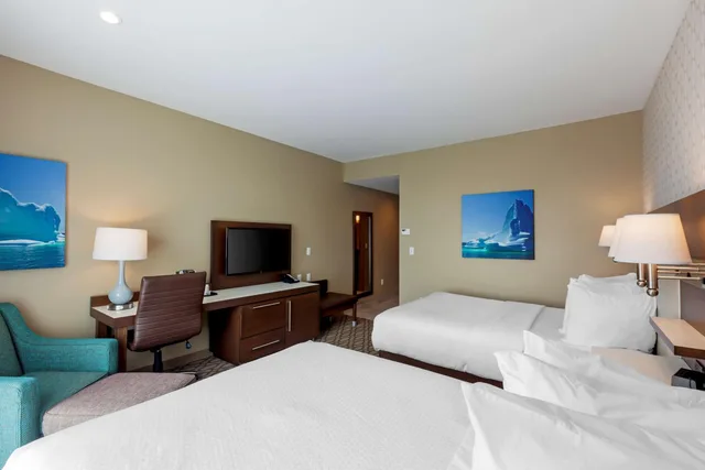 غرفة بسرير كينج وسريرين كوين بحوض استحمام، Best Western Plus St. John s Airport Hotel and Suites 5/10