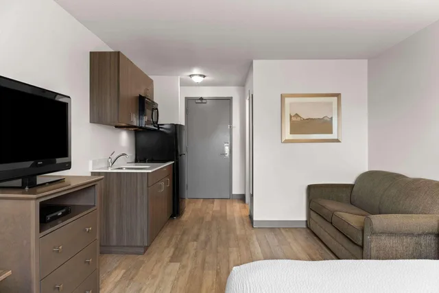 Suite, Days Inn by Wyndham Steinbach 1/1