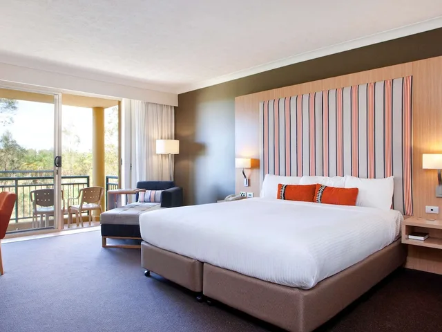 Classic, King Bed, Mercure Gold Coast Resort 5/8