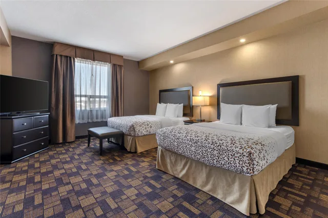 جناح عائلي بسريرين كوين مع أريكة بمطبخ صغير، Best Western Plus Fox Creek 2/5