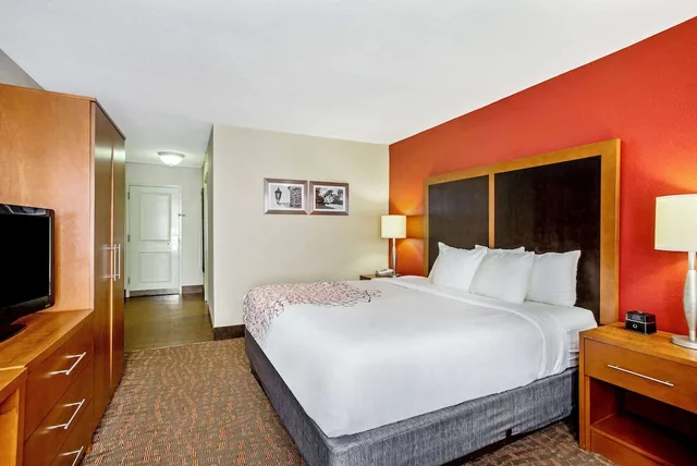 غرفة بسرير كينج، La Quinta Inn Williamsburg Historic Area 1/4