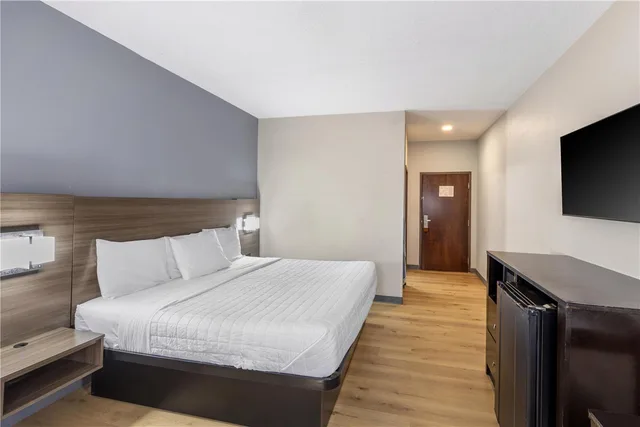 غرفة بسرير كينج مع أريكة، SureStay Hotel by Best Western Morganton 1/4