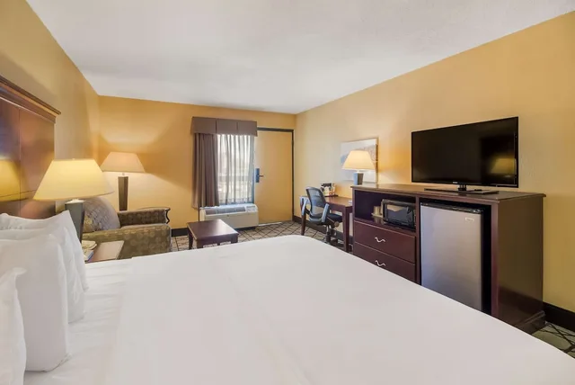 غرفة قياسية بسرير كينج لذوي الإعاقة، Best Western University Inn 1/7