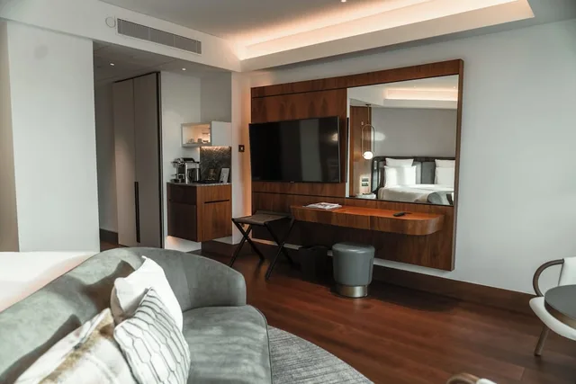 غرفة ديلوكس بسرير كينج بشرفة، Athens Capital Hotel - MGallery Collection 2/6