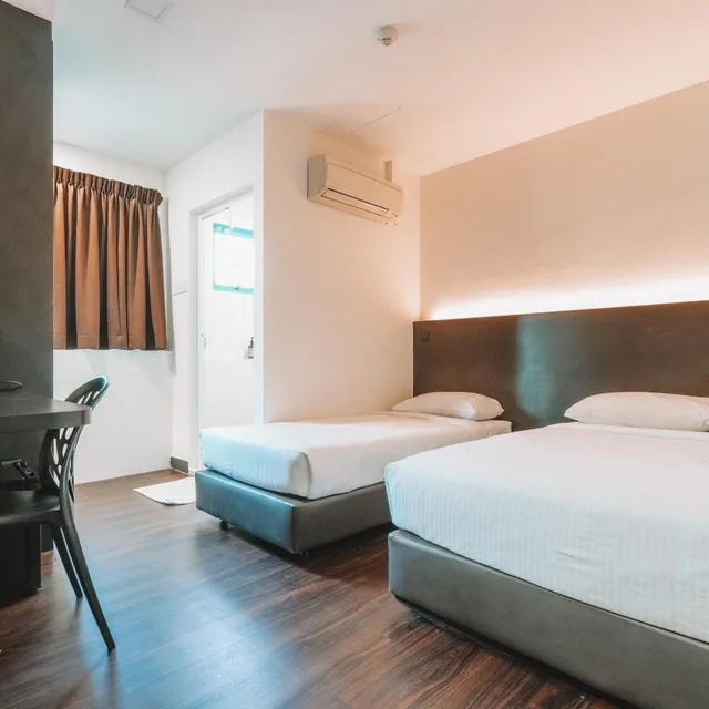 غرفة متصلة، A Hotel Desker 2/10