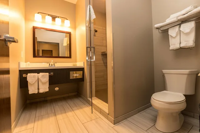 غرفة قياسية بسرير كينج مع أريكة بمطبخ صغير، Best Western Sawtooth Inn & Suites 4/6