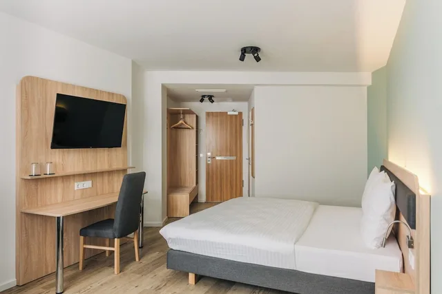 غرفة عائلية رباعية بسرير كوين مع أريكة، The Corner Hotel 1/2