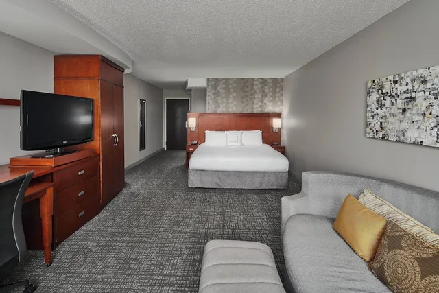 غرفة بسرير كينج مع أريكة لذوي الإعاقة، Courtyard By Marriott Shreveport Bossier Louisiana Boardwalk 2/6