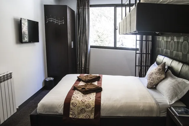 غرفة قياسية ثلاثية بسرير كوين وسرير فردي، DUCK INN MT BULLER 2/5